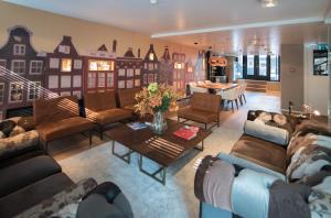 阿姆斯特丹科涅利茲酒店的带沙发和桌子的客厅