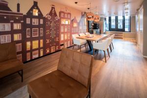 阿姆斯特丹科涅利茲酒店的一间带桌椅的用餐室