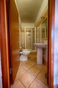 福洛尼卡Agriturismo Casa Guidoni的浴室配有盥洗盆、卫生间和盥洗盆。
