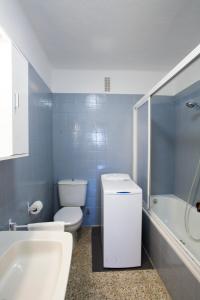 托罗克斯科斯塔Casa Amaya的浴室配有卫生间、浴缸和水槽。
