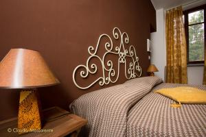 特罗法雷洛富鲁迪洛斯农家乐的卧室配有一张墙上白色标牌的床
