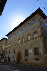 佛罗伦萨提多里之家住宿加早餐旅馆的街道上有许多窗户的大型砖砌建筑