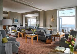 克洛纳基尔蒂邓莫尔之家酒店的带沙发、桌子和窗户的大型客厅