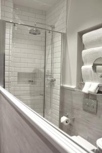 伦敦柯乐克优质酒吧和客房酒店的带淋浴、卫生间和毛巾的浴室