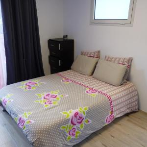 锡拉奥Le Bas de Cilaos的一间卧室,床上有粉红色的鲜花