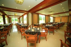波隆纳鲁沃查雅遗址酒店的一个带桌椅的大型宴会厅