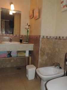 塔里法Araca的浴室配有盥洗盆、卫生间和盥洗盆。