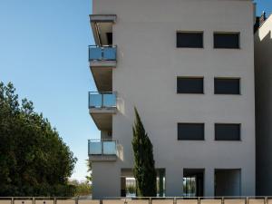 桑特佩尔佩斯卡多尔Belvilla by OYO Bon Relax Flat的白色的建筑,设有两个阳台
