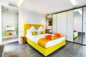 巴塞罗那桑特斯科斯莫公寓的一间卧室配有带色彩缤纷枕头的床。