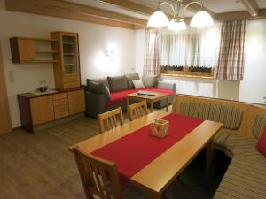 玛丽亚阿尔姆豪斯桑美尔斯坦公寓的客厅配有桌子和沙发