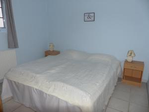 Tistrup克日斯特昂斯米恩德农家乐的卧室配有白色的床和2个床头柜