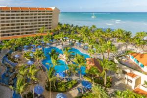 棕榈滩巴塞罗阿鲁巴全包度假酒店的享有带游泳池和海洋的度假村的空中景致