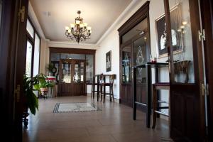 特拉武科新镇艾尔卡普丽池酒店的走廊设有用餐室和吊灯