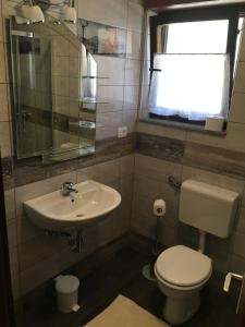 科巴里德Apartment Konavec的一间带卫生间、水槽和窗户的浴室