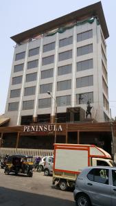 孟买Peninsula Redpine-Airport的一座高楼前的停车场