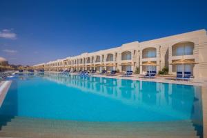 沙姆沙伊赫Pickalbatros Aqua Park Sharm El Sheikh的大楼前的大型游泳池