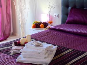 菲乌米奇诺罗马机场就寝飞行酒店的床上有一堆毛巾和水果