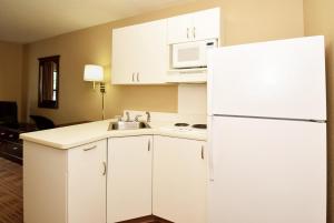 Sonesta Simply Suites Lafayette Airport的厨房或小厨房