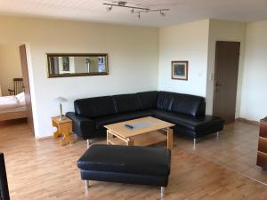 沃尔特湖畔韦尔登卡拉旺长廊公寓的客厅配有黑色沙发和桌子