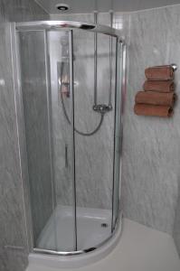 诺丁汉郝格思海德酒店的一间带卫生间的浴室内的玻璃淋浴间