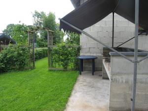 韦姆Quaint Apartment in Ondenval with Terrace的院子里的一张黑桌子和一把雨伞