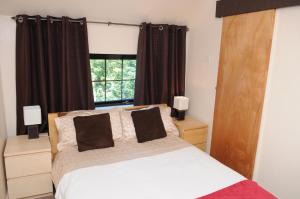 诺丁汉郝格思海德酒店的一间卧室设有一张床和一个窗口