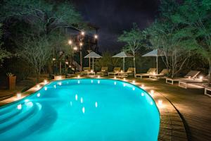 侯斯普瑞特Unembeza Boutique Lodge & Spa的夜间游泳池