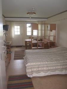 KatthammarsvikKalkpatronsgården Borgvik的一间卧室设有一张床和一间用餐室