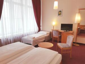 维也纳海頓酒店的酒店客房设有两张床和电视。