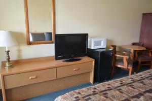 Wellington威灵顿国家9号旅馆的酒店客房在带床铺的梳妆台上配有电视