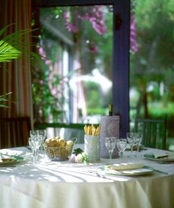 葛伦坦马勒罗马酒店的一张桌子,上面有白色的桌布和一篮子的食物
