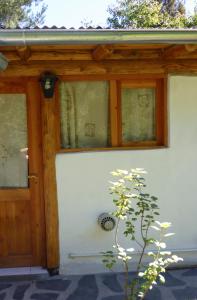 埃普延Valle de Epuyen的一座带木门和窗户的房子