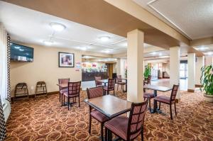 黑格斯敦Econo Lodge Hagerstown I-81的一间带桌椅的餐厅和一间酒吧