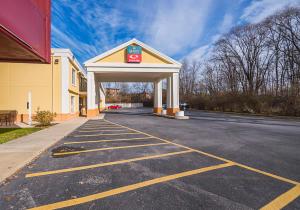 黑格斯敦Econo Lodge Hagerstown I-81的停车场的加油站