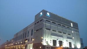 马六甲淡马锡酒店 的上面有蓝色标志的建筑