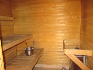 萨利色尔卡Lapin Kutsu Apartments的小型木制桑拿,里面装有桶