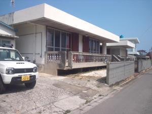 石垣岛碧海白保之宿旅馆的停在房子前面的白色汽车