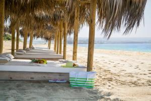 阿依纳帕海星海滩酒店的海滩上的一排按摩桌
