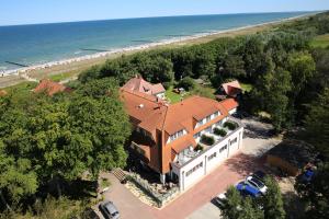 格拉尔-米里茨Hotel Haus am Meer的海滩上一座大房子的顶部景色
