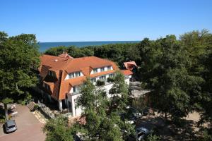 格拉尔-米里茨Hotel Haus am Meer的享有树木繁茂的大房子的顶部景色