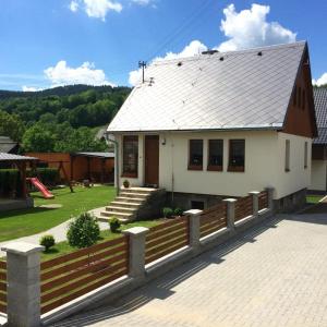 卢捷拿纳德德斯努Chata Loučná nad Desnou的前面有木栅栏的白色房子