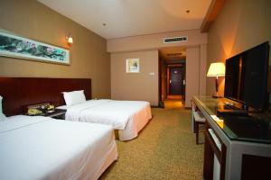 西安西安阳光国际大酒店 的酒店客房设有两张床和一台平面电视。