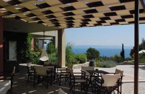 Khrónia星盘酒店的一个带桌椅的海景庭院