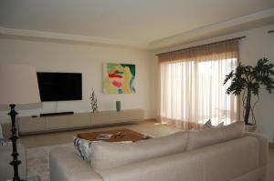 奥比多斯Villa Golf 6的带沙发和平面电视的客厅
