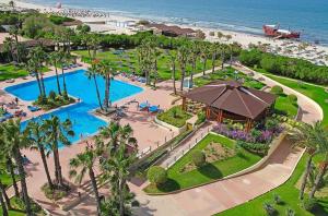 莫纳斯提尔Sahara Beach Aquapark Resort的享有度假胜地的空中景致,设有游泳池和海滩