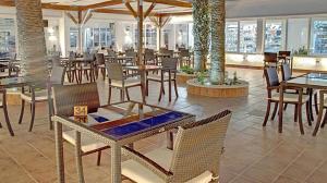 莫纳斯提尔Sahara Beach Aquapark Resort的配有桌椅的餐厅