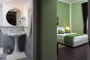 罗马亚历山大B&B酒店的浴室设有床、水槽和镜子