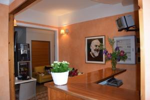 圣乔瓦尼·罗通多Hotel Dei Cappuccini的厨房里装有鲜花