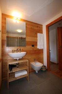 圣文森特Maison Perriere - Chambres d'hôtes & Jacuzzi的浴室设有2个水槽和镜子