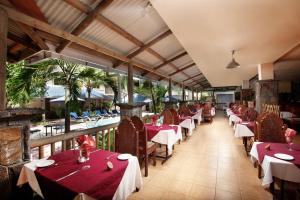 特鲁欧克比赫斯勒帕米斯特温泉度假酒店的餐厅设有红色桌布桌